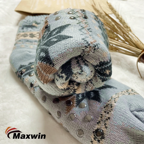 Moteriškos kojinės su šiaurietiško dizaino „S nowflake“ ir „Sherpa Lining Cabin Socks-6“